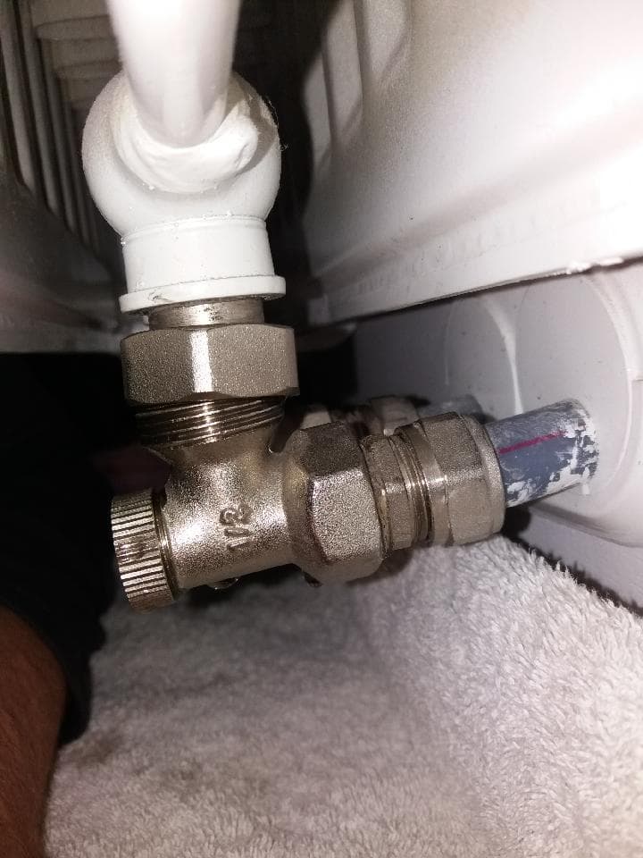 Nowe połączenia hydrauliczne Widok na nowe połączenia hydrauliczne po zamontowaniu nowych zaworów