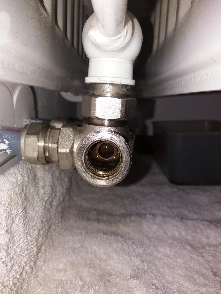 Nowe zawory Danfoss Nowe zawory Danfoss zamontowane przy kaloryferze