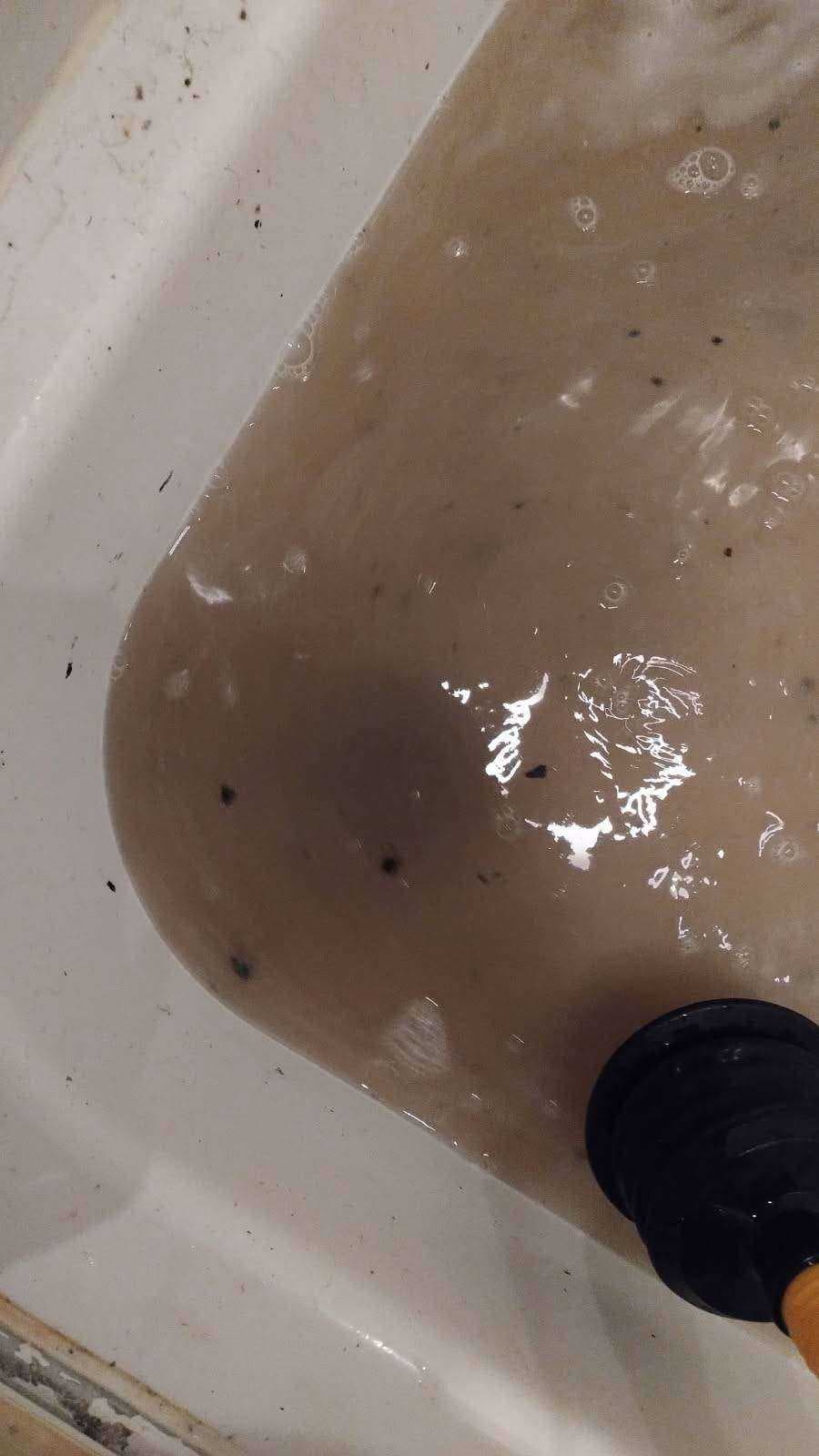 Przepychaczka w akcji Brodzik prysznicowy z widoczną przepychaczką zanurzoną w wodzie