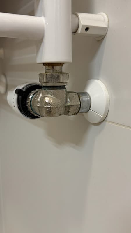 Nowy zawór regulacyjny Danfoss Nowy metalowy zawór regulacyjny po wymianie przy grzejniku