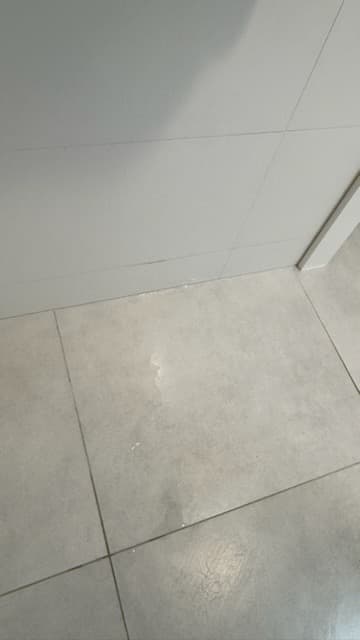 Osuszona podłoga po naprawie Osuszona podłoga łazienkowa wokół nowo zamontowanego zaworu