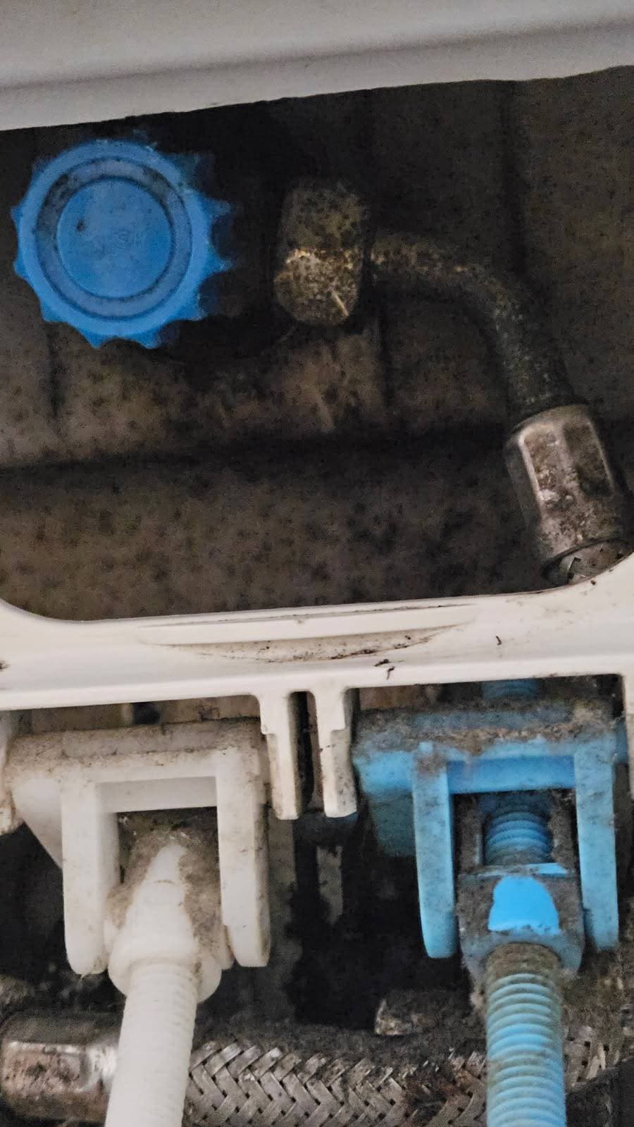 Uszkodzone zawory wewnętrzne Zawory i rurki wewnątrz spłuczki Valsir przed wymianą