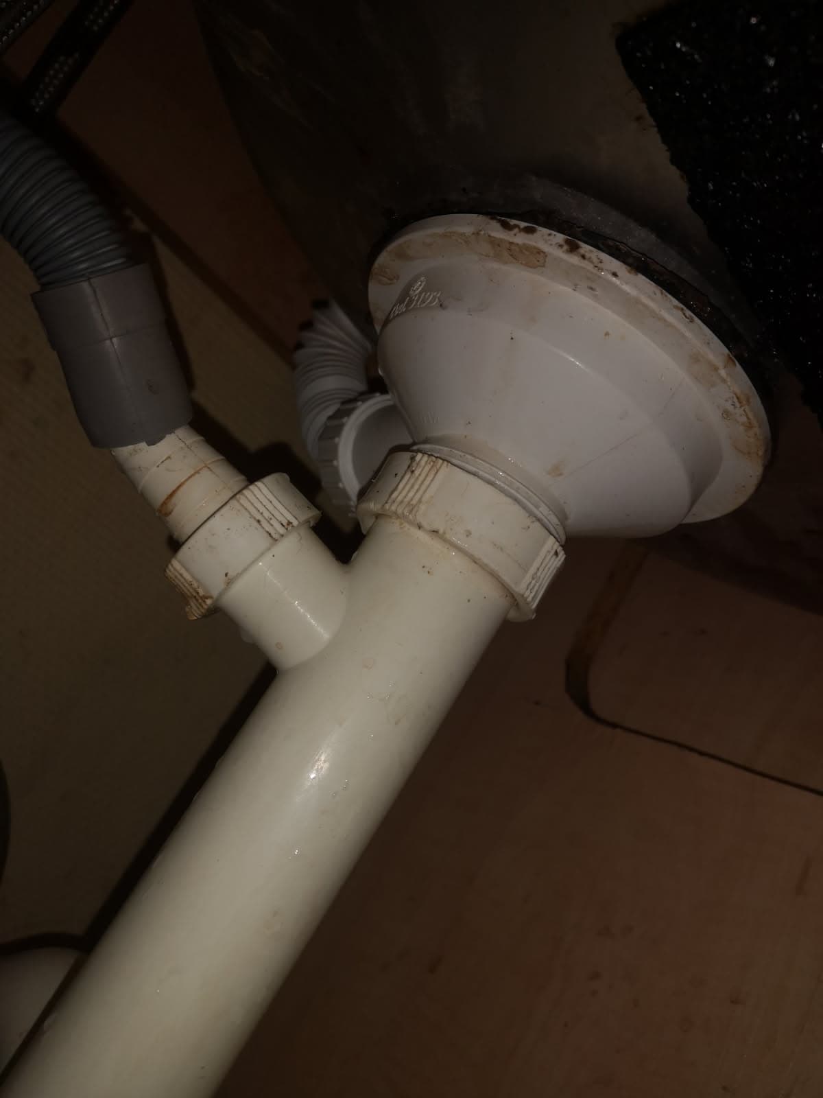 Demontaż starego syfonu Demontaż starego syfonu kuchennego