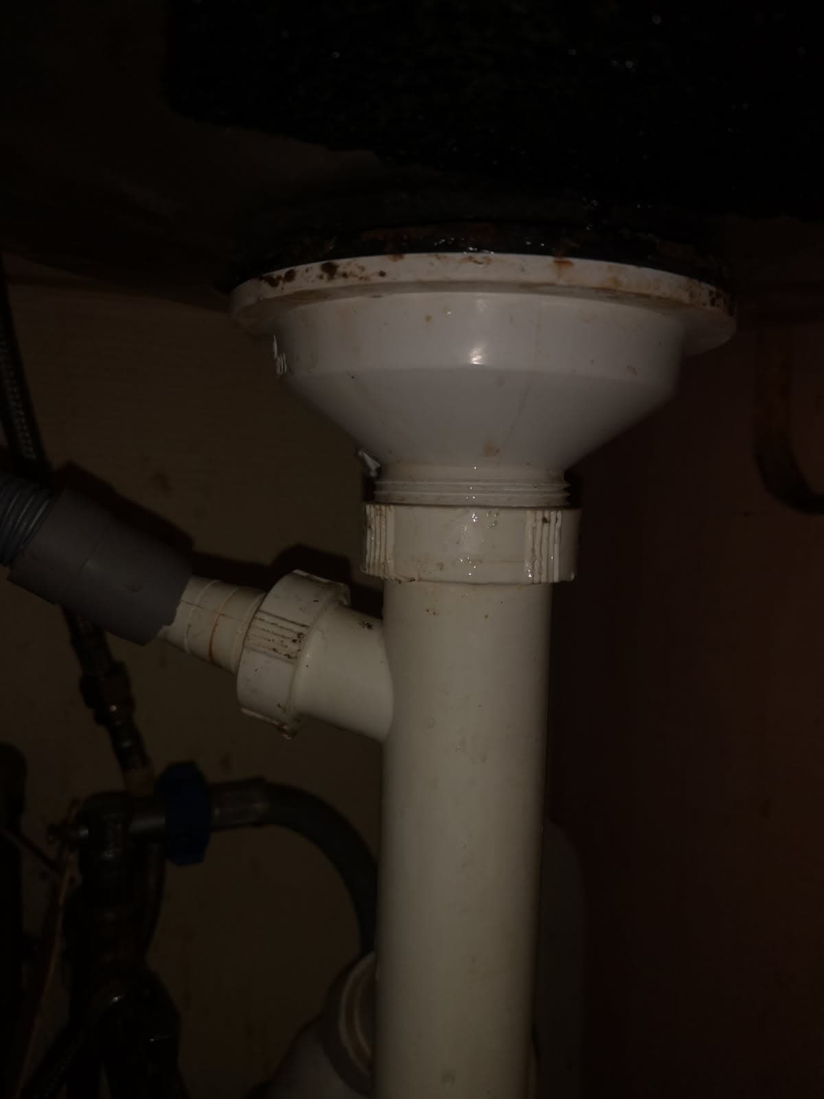 Zużyta uszczelka mocowania Zużyta uszczelka przy mocowaniu starego syfonu