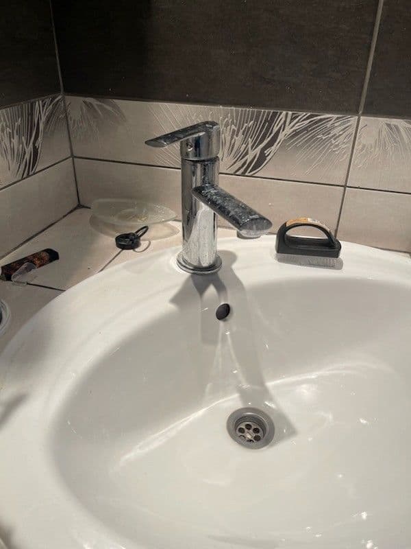 Bateria łazienkowa przed naprawą Nieszczelna bateria w łazienkowym bidetzie przed wymianą uszczelki