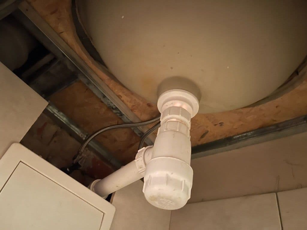 Odpływ umywalki po naprawie Spód umywalki po naprawie nieszczelnego odpływu w łazience