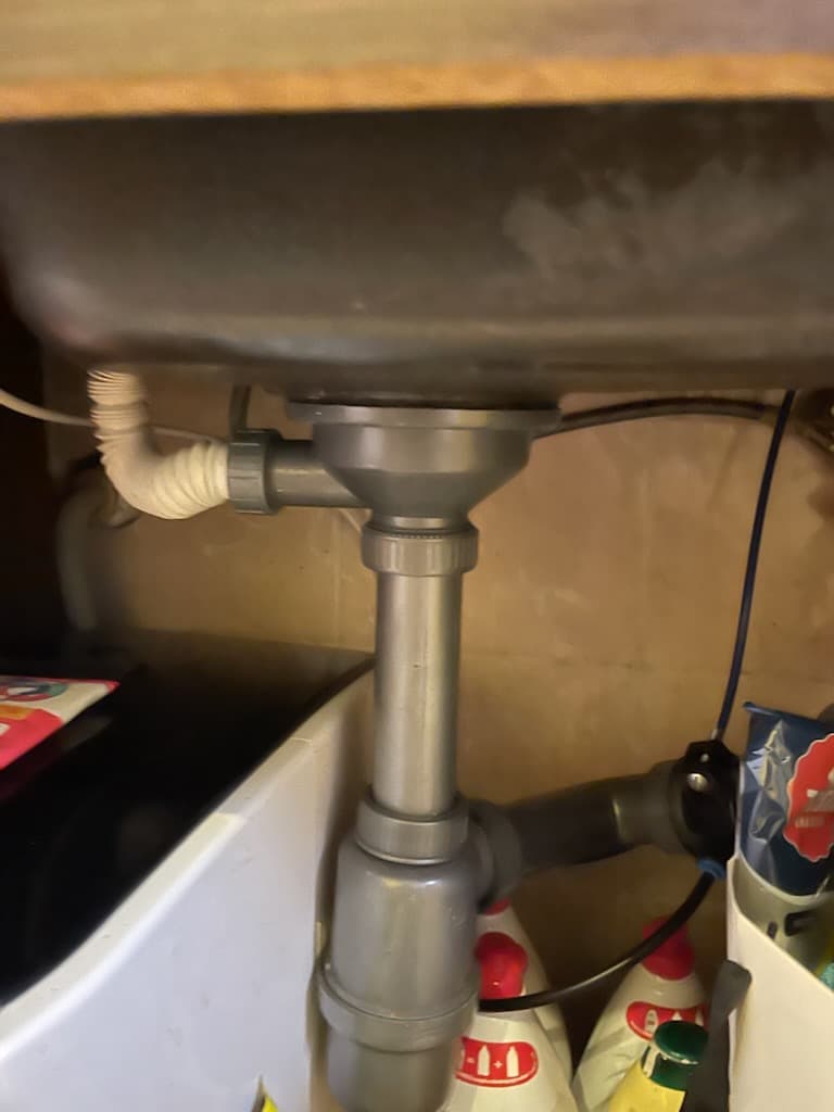 Naprawa przeciekającej rury i bidetu w kuchni oraz łazience – realizacja