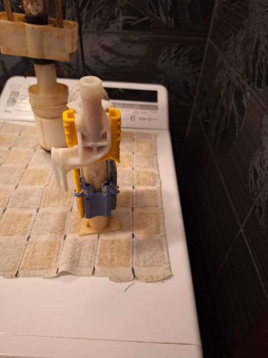 Przygotowanie mechanizmu do wymiany Górna część mechanizmu spłuczki przygotowanego do wymiany