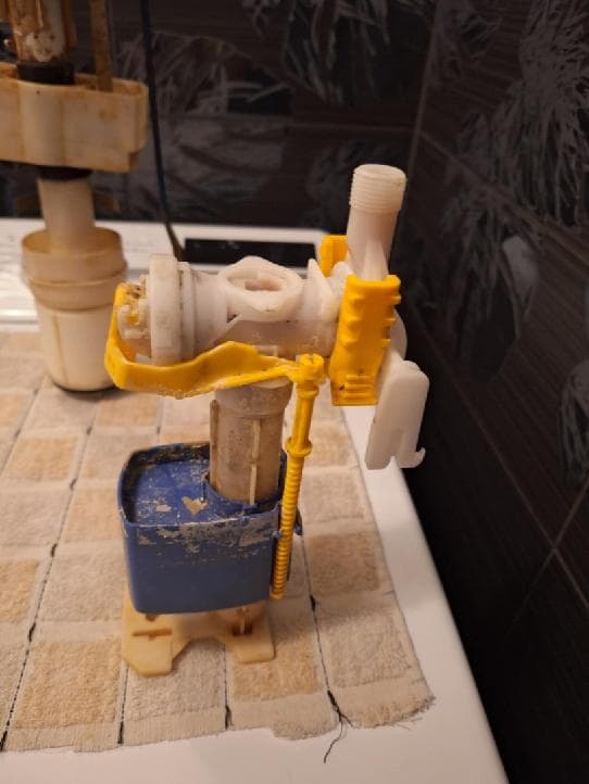 Stan techniczny starego zaworu Widok boczny usuniętego zaworu z oznakami zużycia i osadu