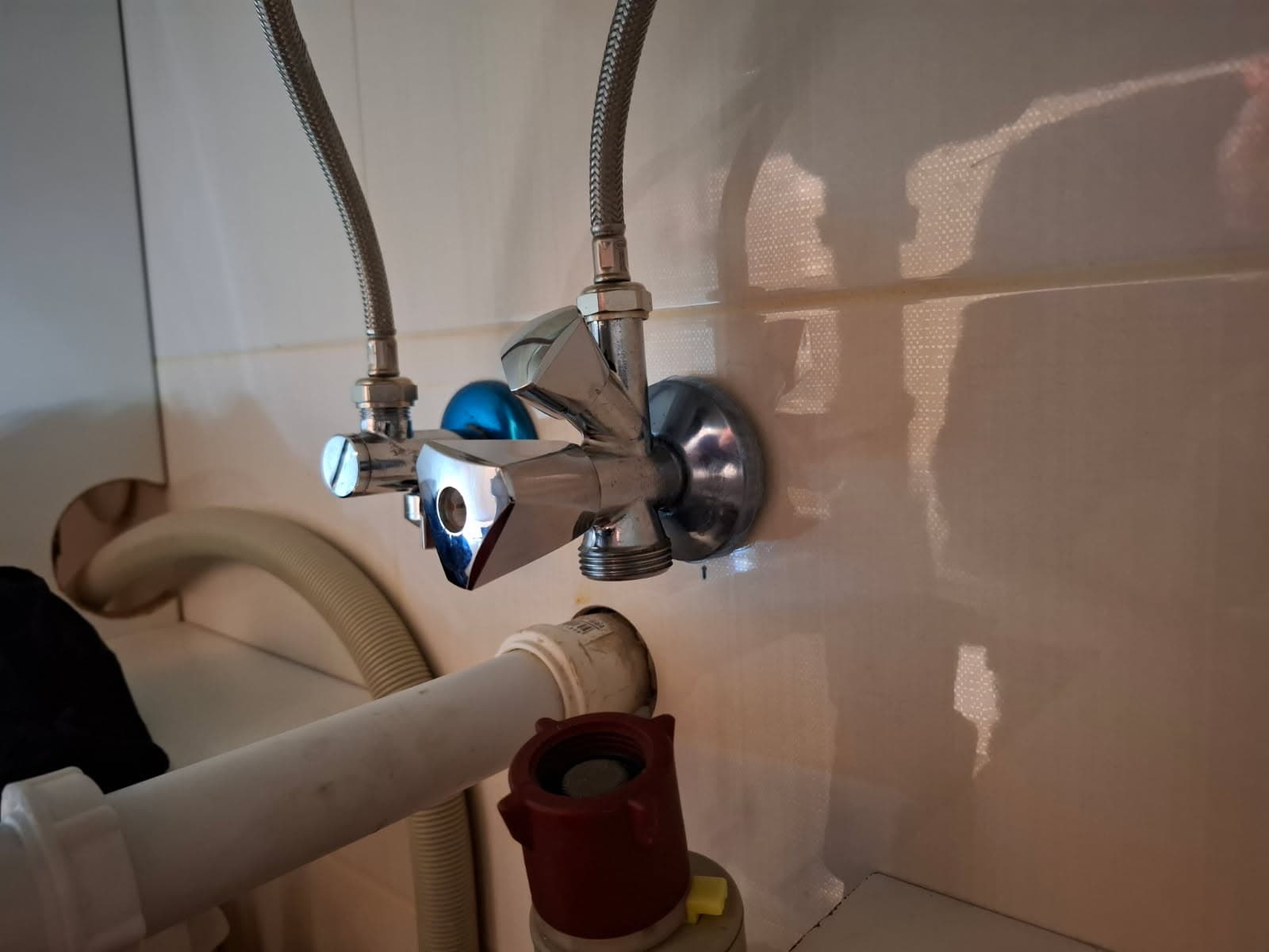 Chromowany trójdrożny zawór Widok zbliżeniowy na chromowany trójdrożny zawór przy ścianie