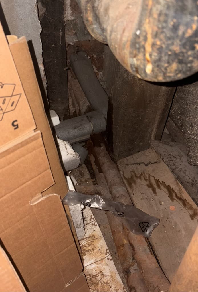 Naprawa zardzewiałej rury w budynku z lat osiemdziesiątych – realizacja