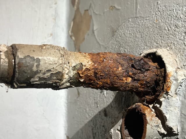 Zardzewiała rura metalowa Zardzewiała metalowa rura przy ścianie wewnętrznej