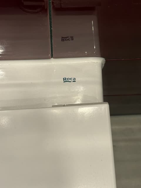 Ceramika łazienkowa Roca Zbliżenie ceramiki łazienkowej marki Roca w jasnym kolorze