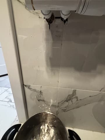 Przed naprawą grzejnika Stan przed naprawą z widocznym wyciekiem przy grzejniku