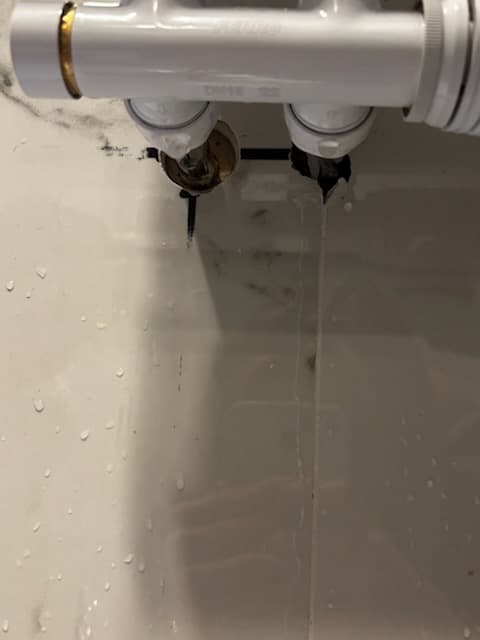 Zbliżenie miejsca wycieku Zbliżenie na miejsce wycieku przy grzejniku ściennym