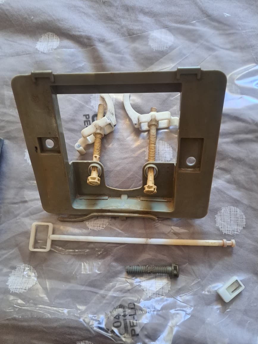 Mechanizm spustowy przed wymianą Elementy mechanizmu spustowego przed wymianą