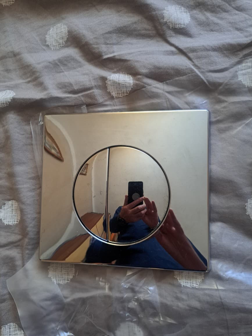 Przycisk do spłuczki pozostający Przycisk do spłuczki w dobrym stanie pozostający po naprawie