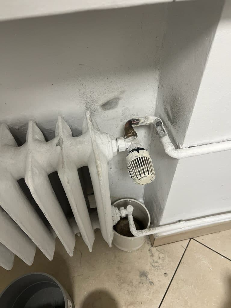 Instalacja grzejnikowa w biurze Całość instalacji grzejnikowej wraz z otoczeniem w biurze
