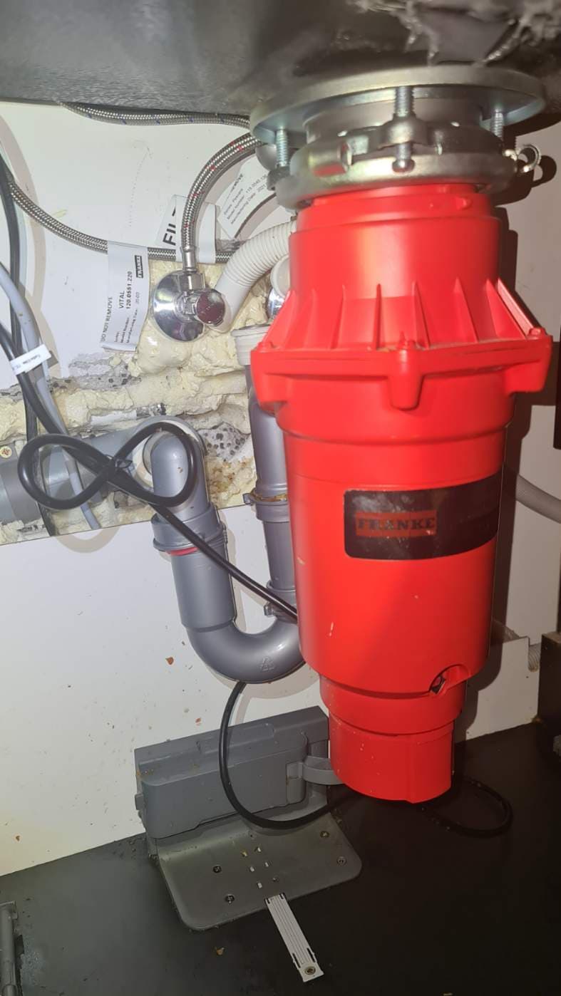 Nowe uszczelki i syfon po naprawie Szczegółowy widok połączeń hydraulicznych pod zlewem, nowe uszczelki i syfon