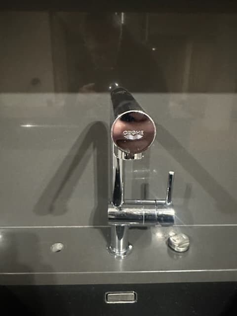 Frontowy widok baterii Grohe Widok frontowy nowej baterii Grohe zamontowanej w kuchni