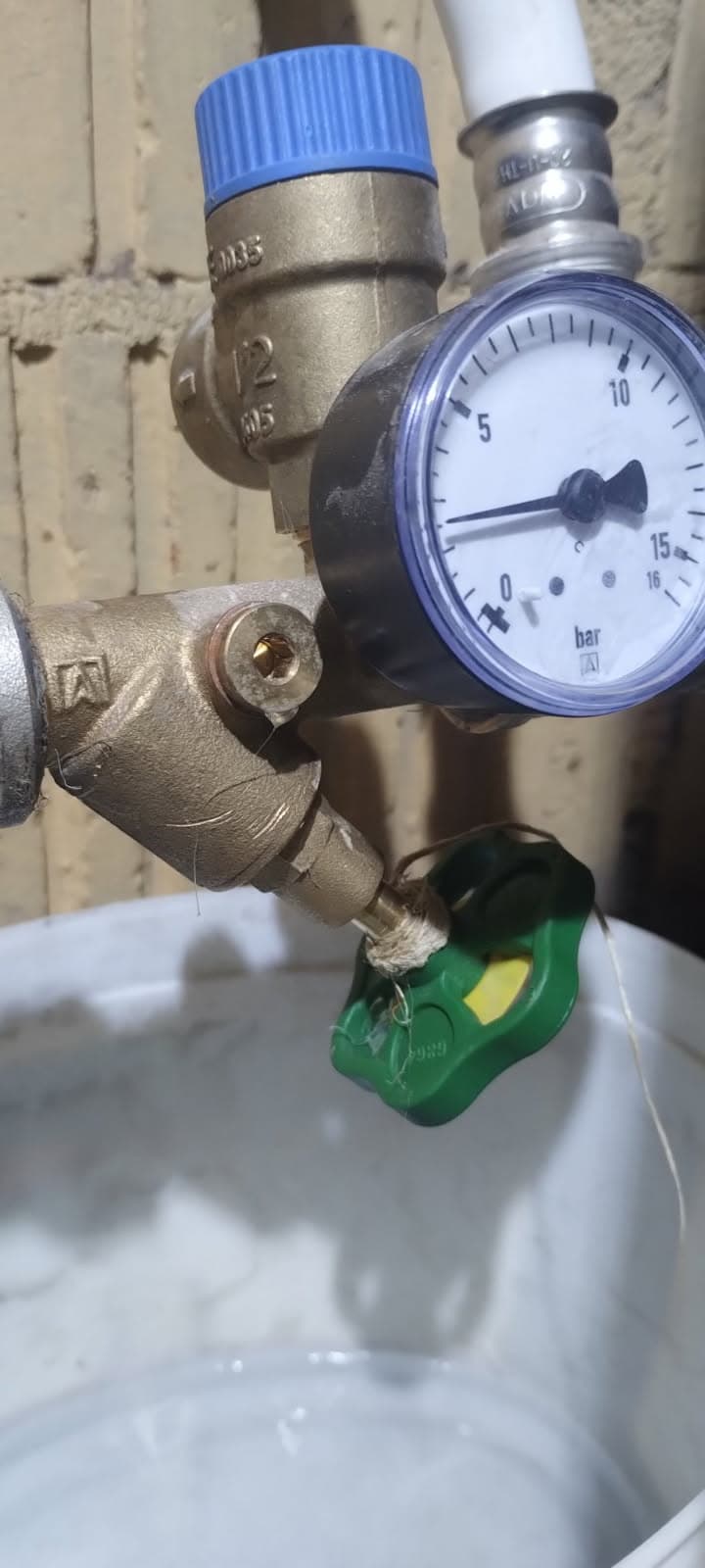 Pęknięty koreczek przy zaworze Zbliżenie na koreczek pęknięty przy uszkodzonym zaworze w instalacji wodnej