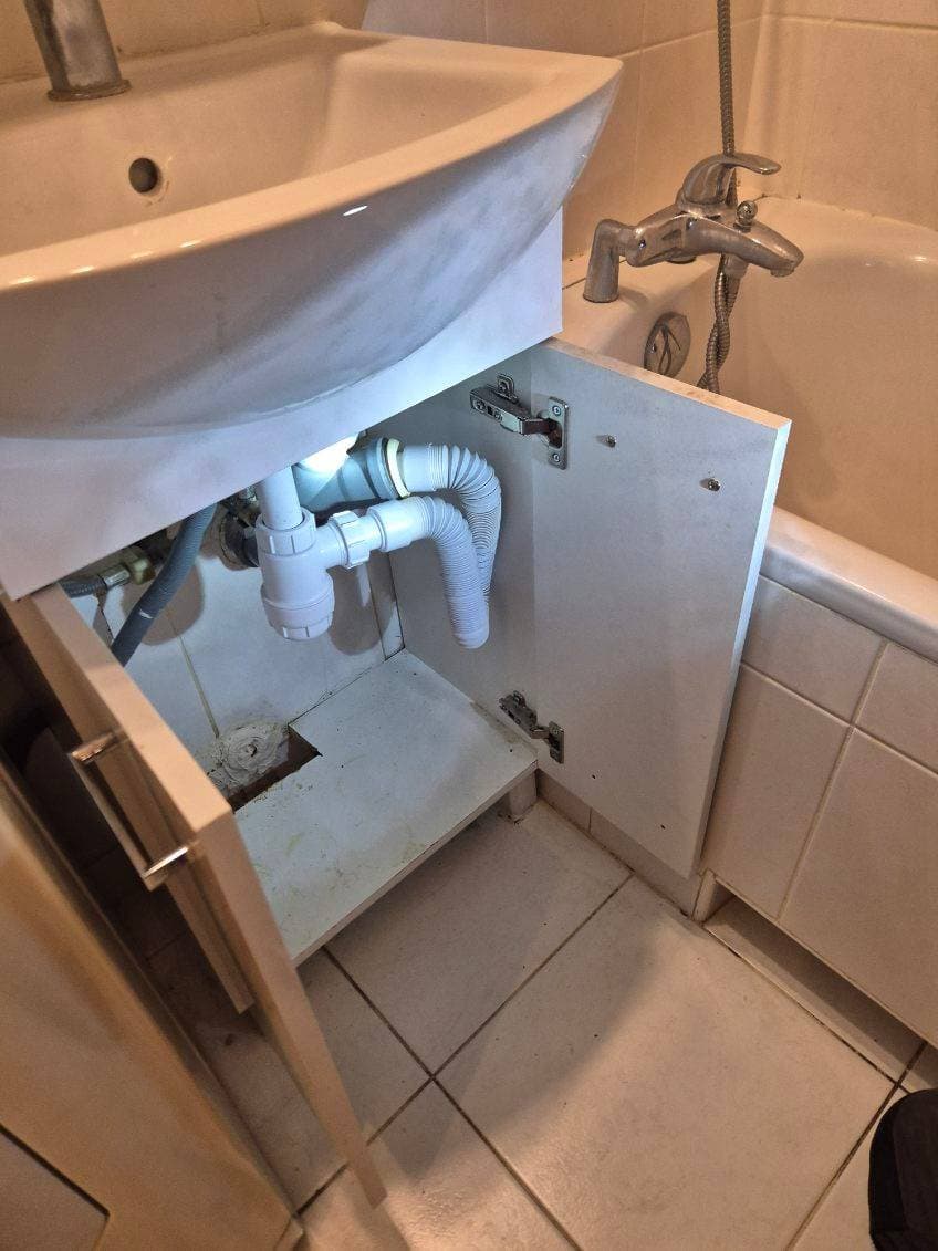 Syfon po naprawie wycieku Szczegóły syfonu i instalacji wodnej po naprawie wycieku pod wanną