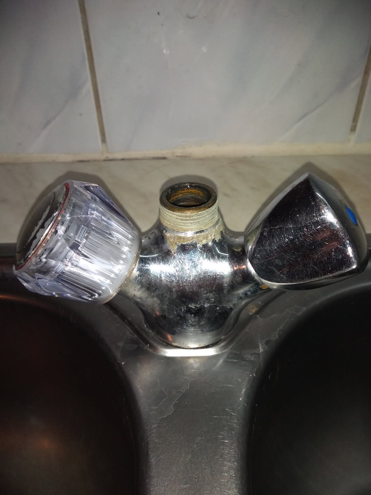 Stare mocowanie Widok uszkodzonego mocowania starej baterii