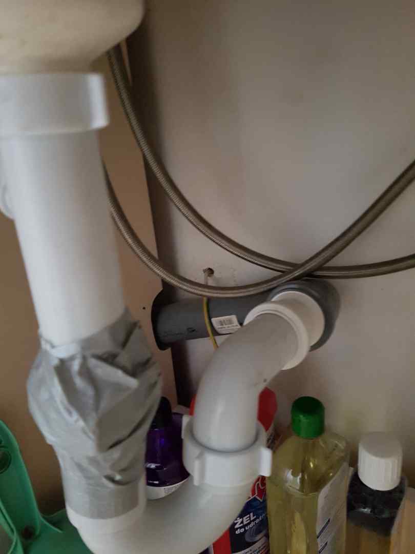 Stara instalacja pod zlewem Obecna instalacja hydrauliczna pod zlewem przed wymianą syfonu.
