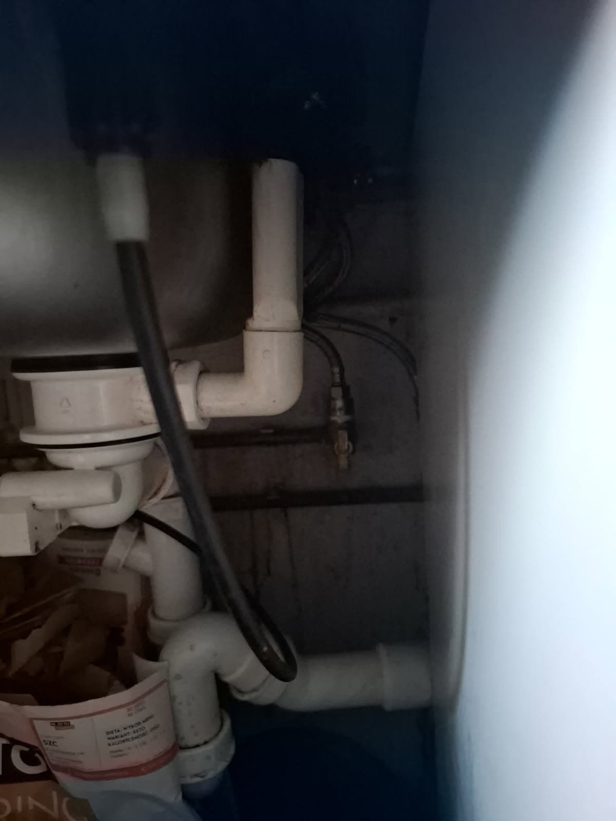 Instalacja pod zlewem przed wymianą Widok instalacji wodnej pod zlewem kuchennym przed wymianą