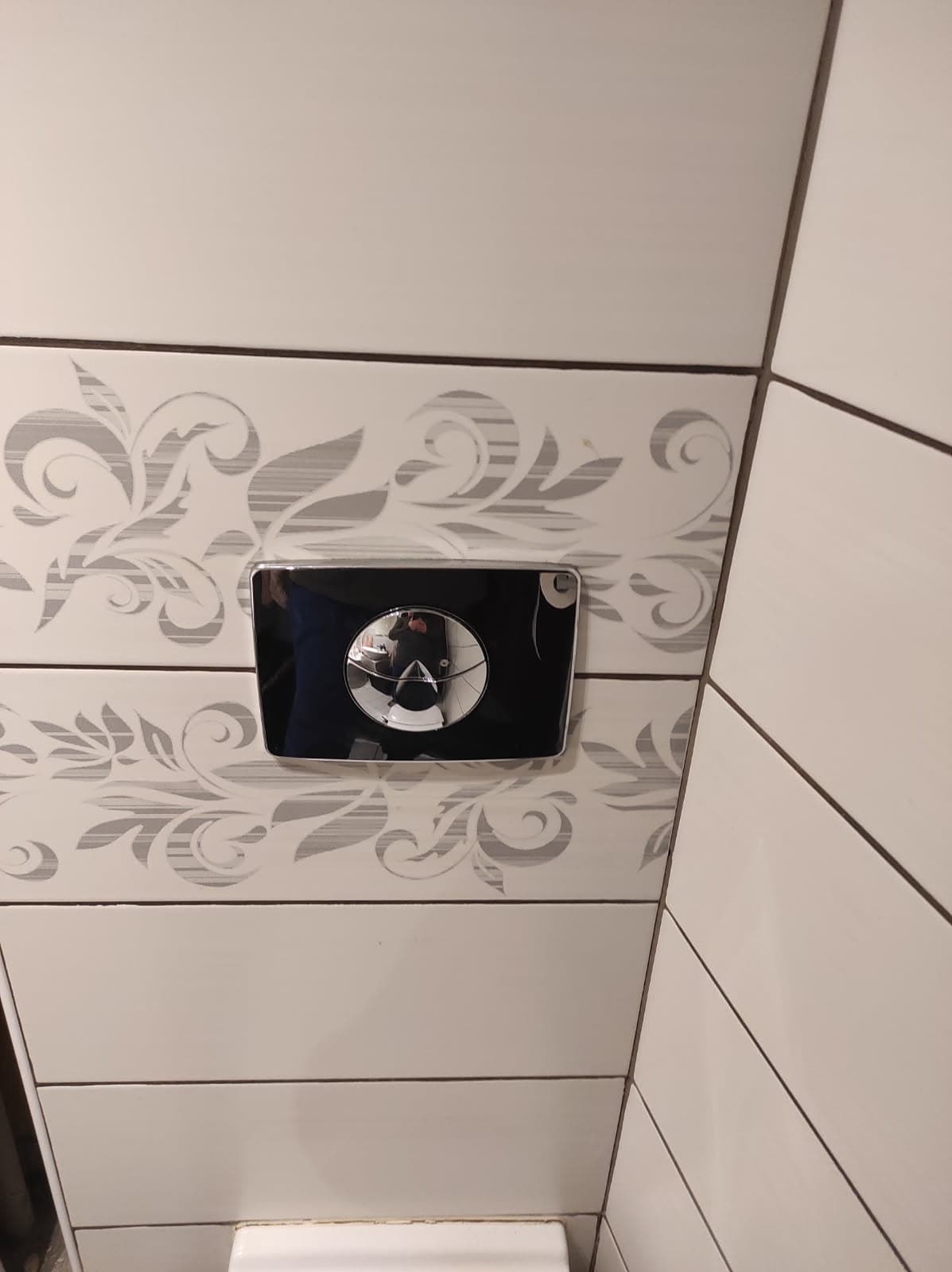 Nowy panel Geberit Nowy panel sterujący Geberit po zakończeniu montażu