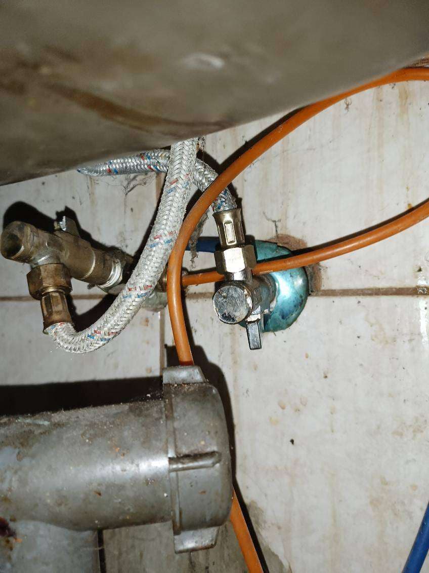 Połączenia hydrauliczne przed naprawą Połączenia hydrauliczne oraz zawory pod kuchennym zlewem przed naprawą.