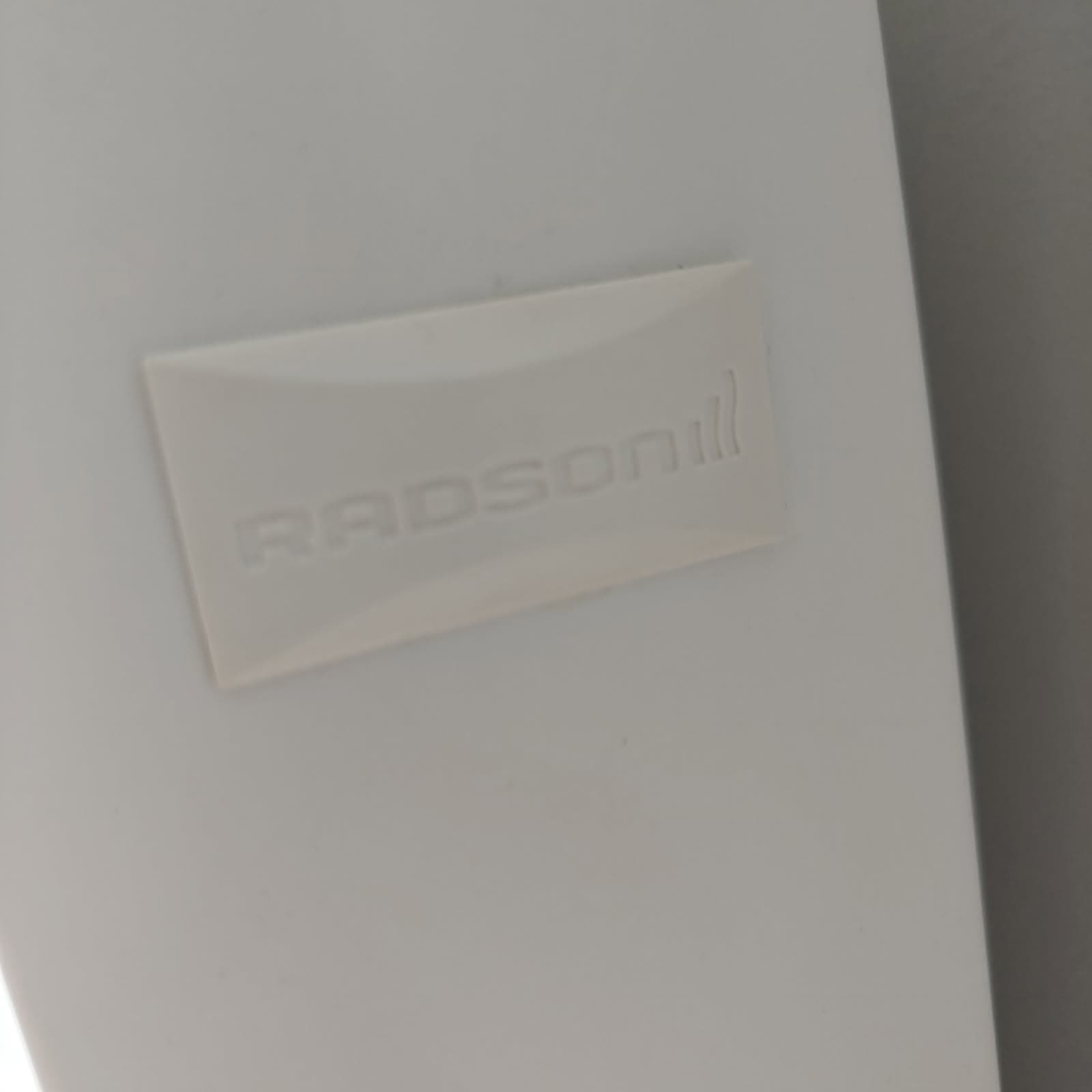 Logo Radson na grzejniku Logo Radson na powierzchni bocznej nowoczesnego grzejnika centralnego ogrzewania