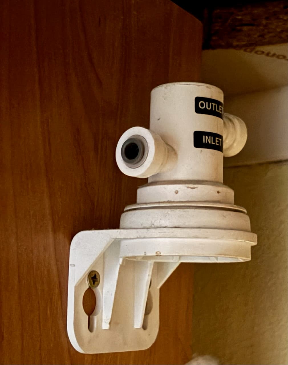 Nowy adapter do węża Zamontowany nowy adapter z króćcem gotowy do podłączenia węża ze zmywarki.