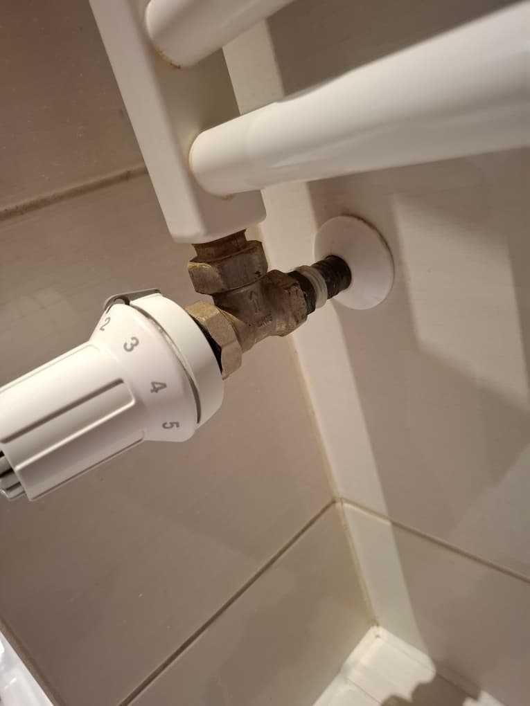Termostat boczny kaloryfera Zbliżenie na termostat przy bocznym zasilaniu kaloryfera