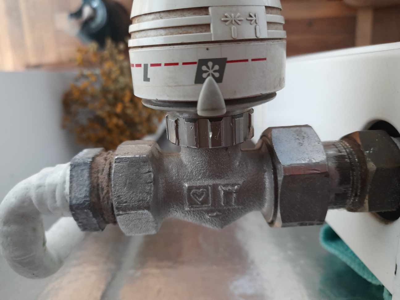 Nowy zawór po montażu Nowy zawór termostatyczny przy grzejniku po montażu.