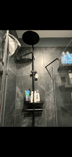 Nowa bateria Grohe po montażu Nowo zamontowana bateria prysznicowa marki Grohe po zakończonej instalacji