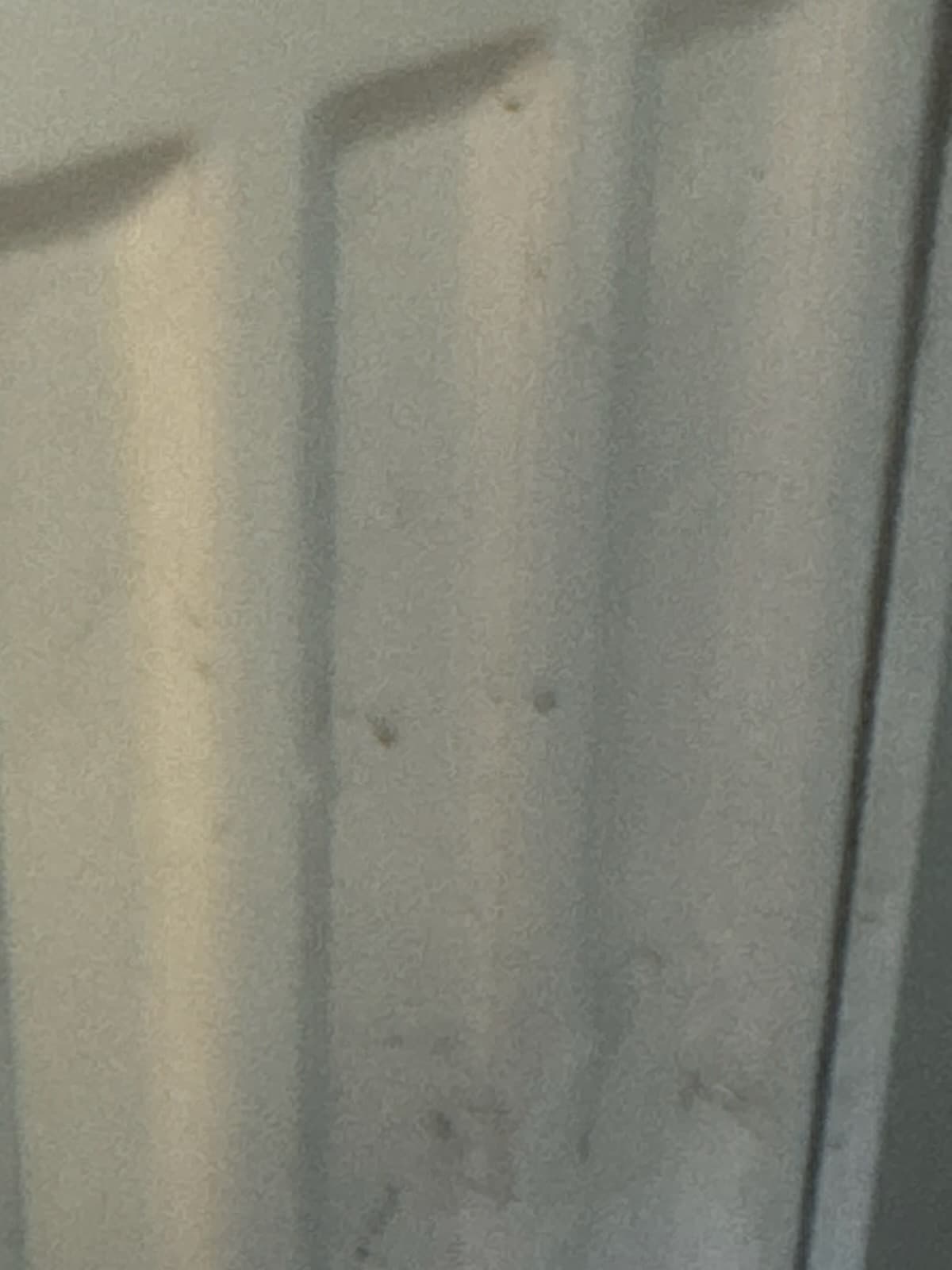 Korozja na kaloryferze Zbliżenie na rdzawy ślad wokół dziury w kaloryferze.