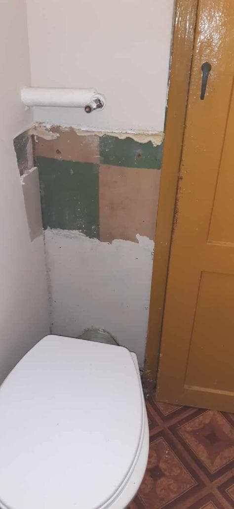 Miejsce po demontażu Miejsce po demontażu starej spłuczki w łazience