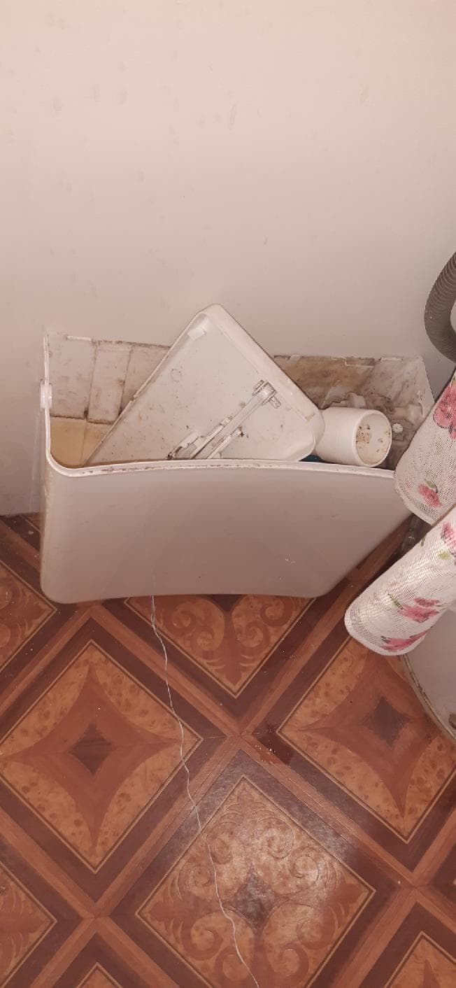 Wymiana spłuczki w starszym mieszkaniu – realizacja