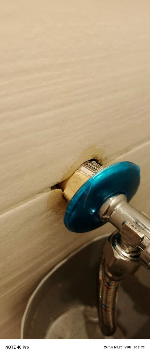 Nowy zawór łazienkowy Zainstalowany nowy zawór przy ścianie łazienki po naprawie