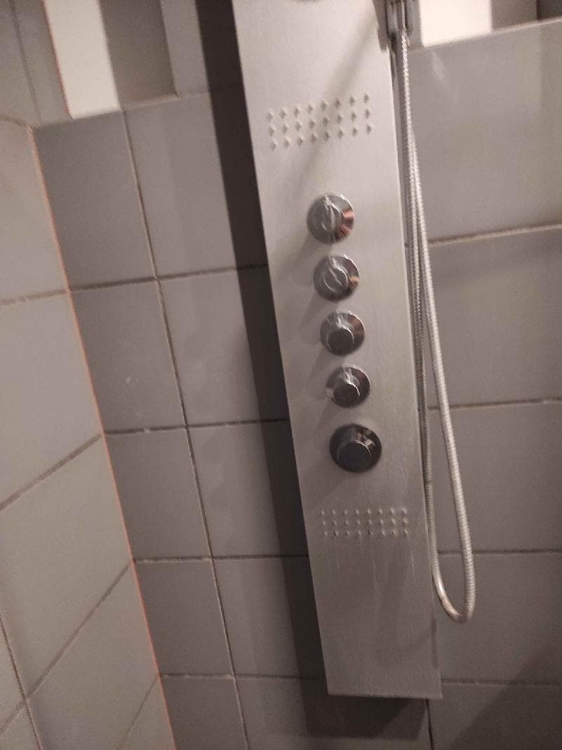 Pokrętła panelu prysznicowego Zbliżenie na pokrętła nowego panelu prysznicowego w łazience
