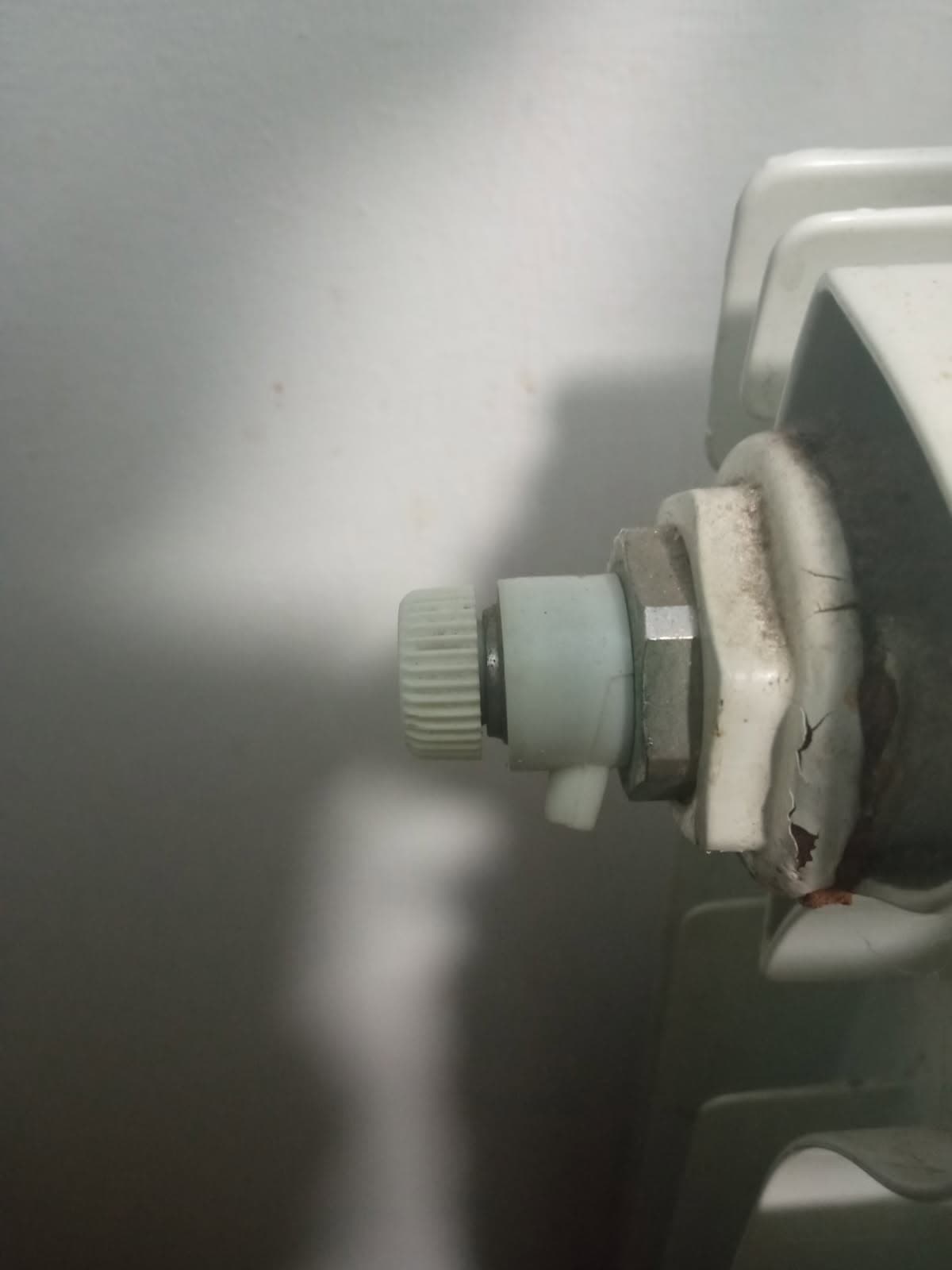 Zawór odpowietrzający przed wymianą Zawór odpowietrzający przed wymianą na tle grzejnika