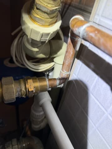 Przeciek w instalacji centralnej Miejsce przecieku w instalacji przy piecu centralnym