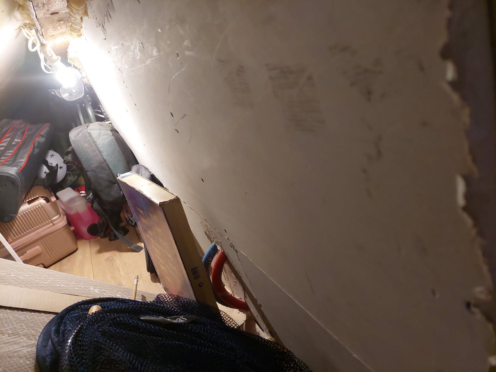 Pomieszczenie techniczne za ścianą Pomieszczenie techniczne za płytą karton-gips ułatwiające dostęp do rur