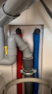 Przygotowanie instalacji Instalacja wodna pod zlewem przygotowana do montażu nowych zaworów