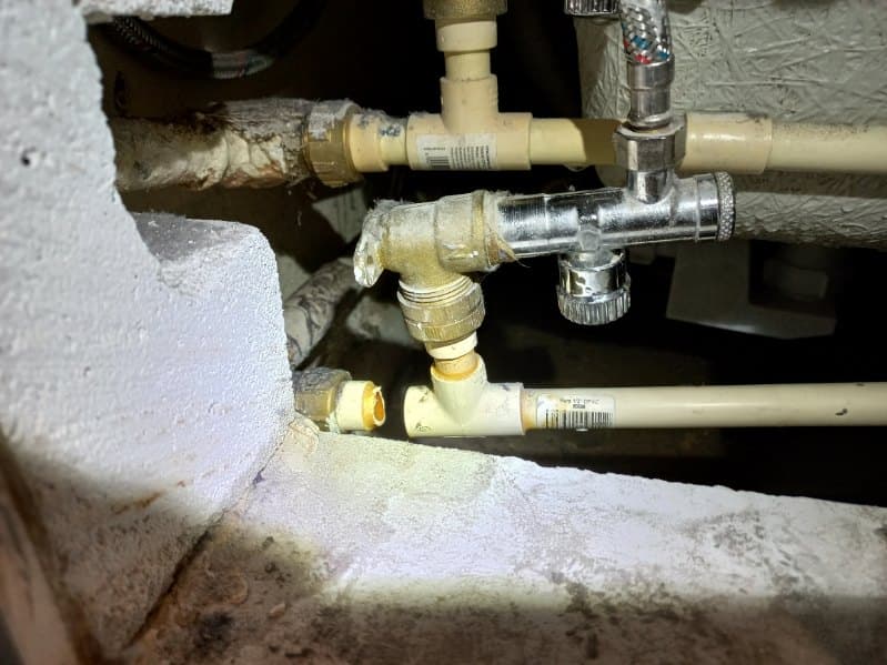 Instalacja po naprawie Instalacja hydrauliczna po wymianie rur i zaworów na osiedlu Leśnym