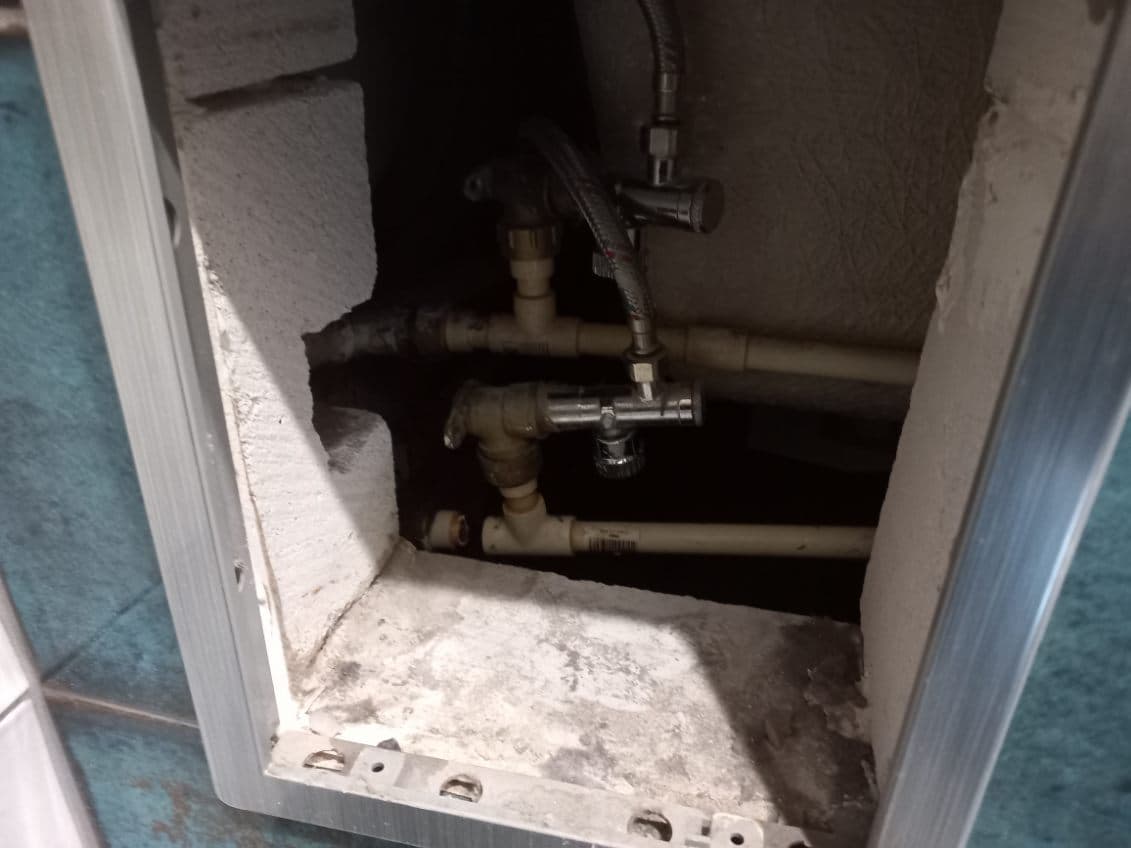 Usunięcie nieszczelności w instalacji hydraulicznej pod wanną – realizacja