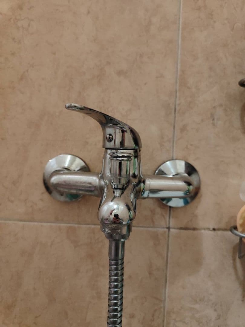 Miejsce wycieku przy baterii Bateria łazienkowa przed wymianą pokazująca miejsce wycieku przy mieszalniku