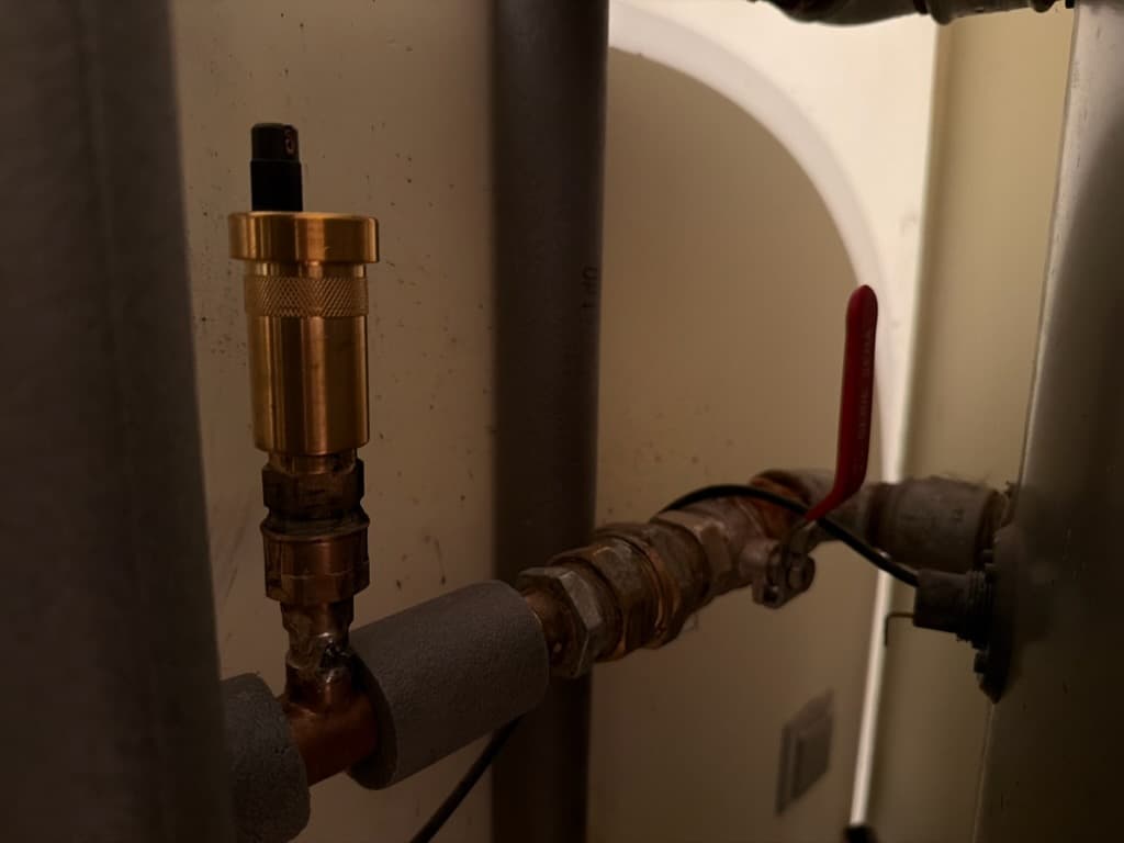 Automatyczny odpowietrznik w systemie CO Detail automatycznego odpowietrznika na rurze miedzianej; element instalacji CO