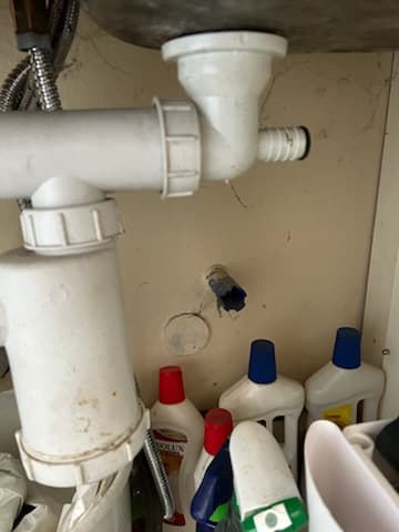 Połączenia hydrauliczne umywalka Aktualne połączenia hydrauliczne pod umywalką w kuchni.